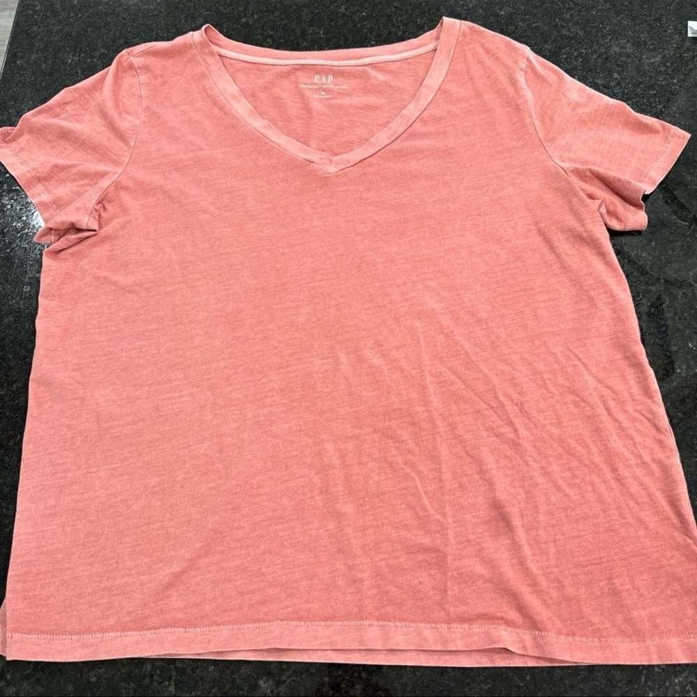 NWOT Gap V Neck Tee XL